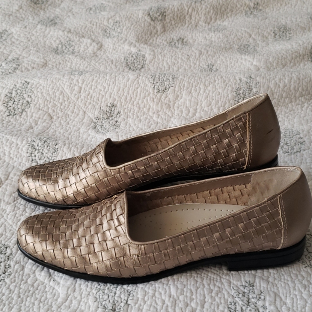 Gold weave leather Trotters flats. Size 7